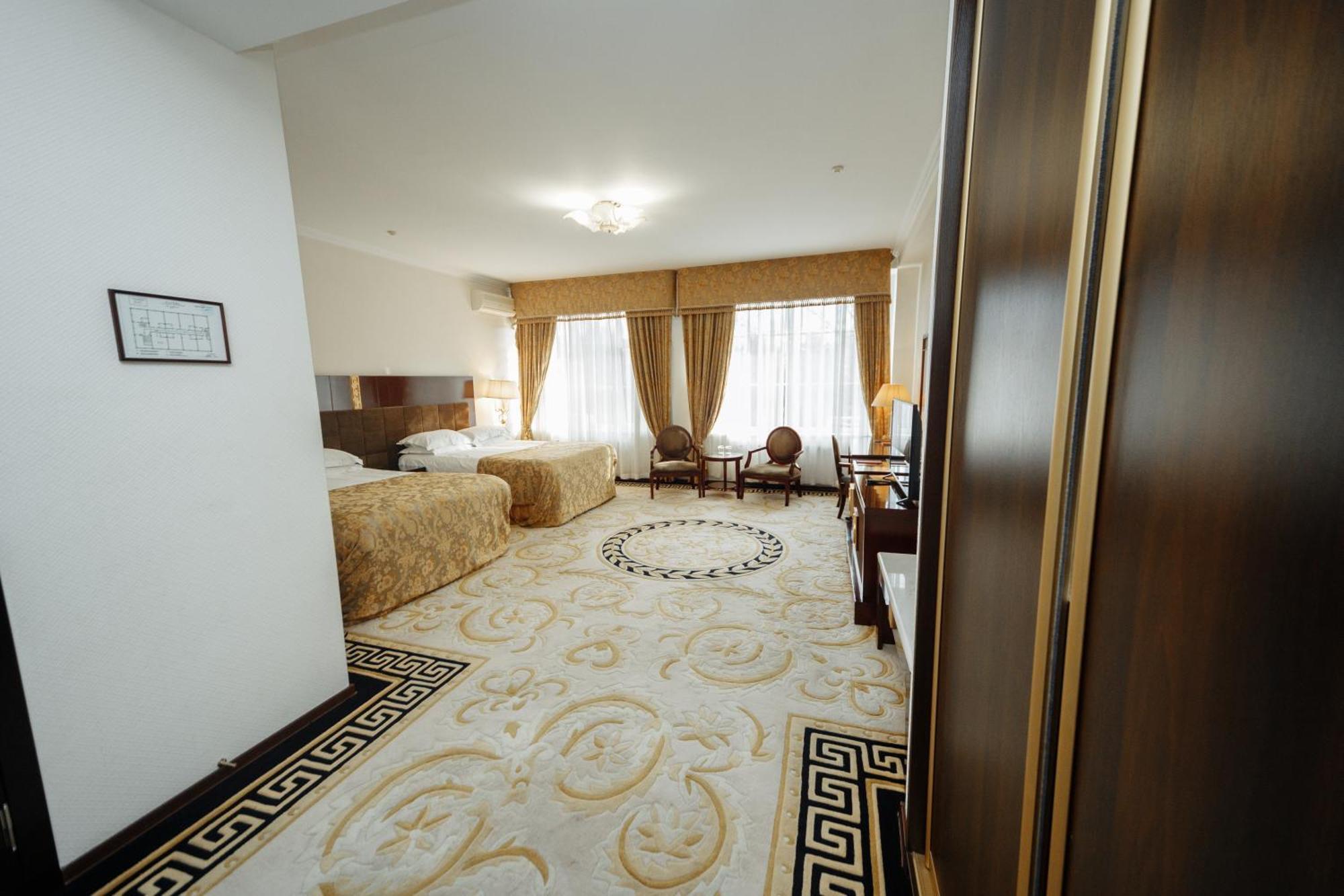 Hotel Royal Park Chişinau Exteriör bild
