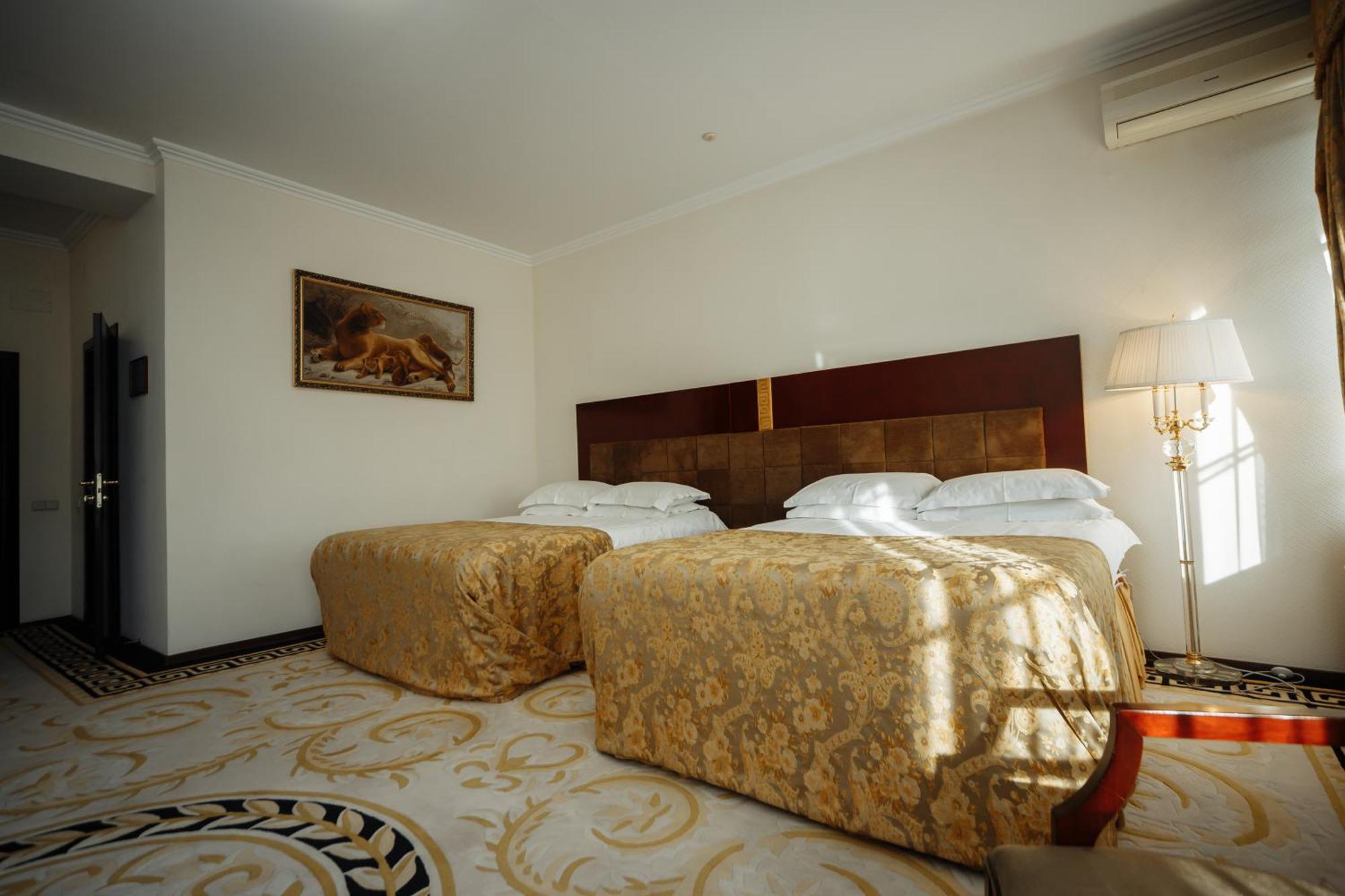 Hotel Royal Park Chişinau Exteriör bild
