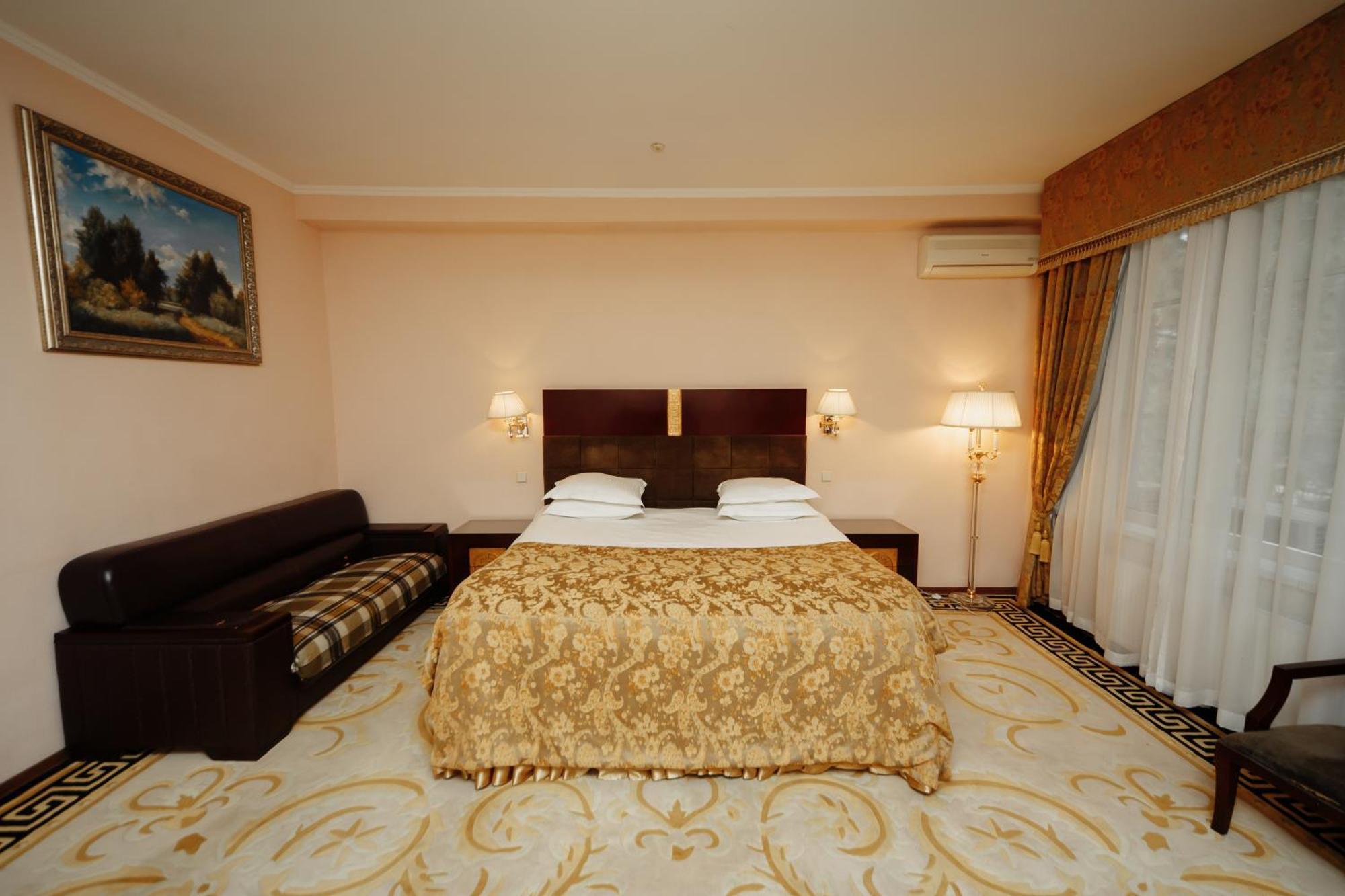 Hotel Royal Park Chişinau Exteriör bild