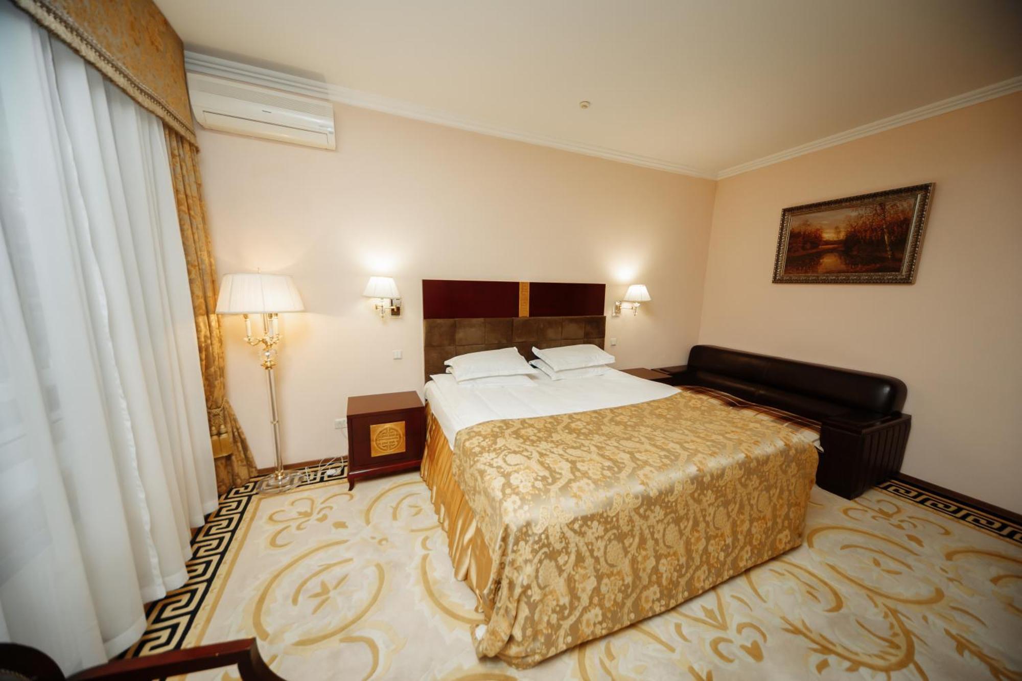 Hotel Royal Park Chişinau Exteriör bild