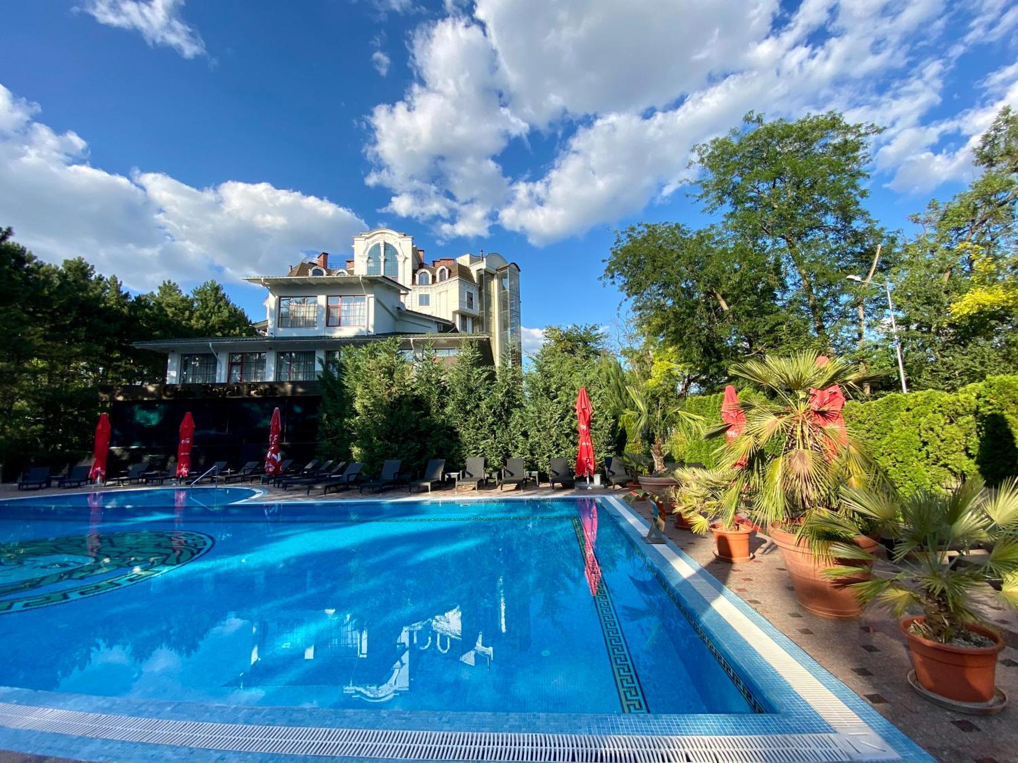 Hotel Royal Park Chişinau Exteriör bild
